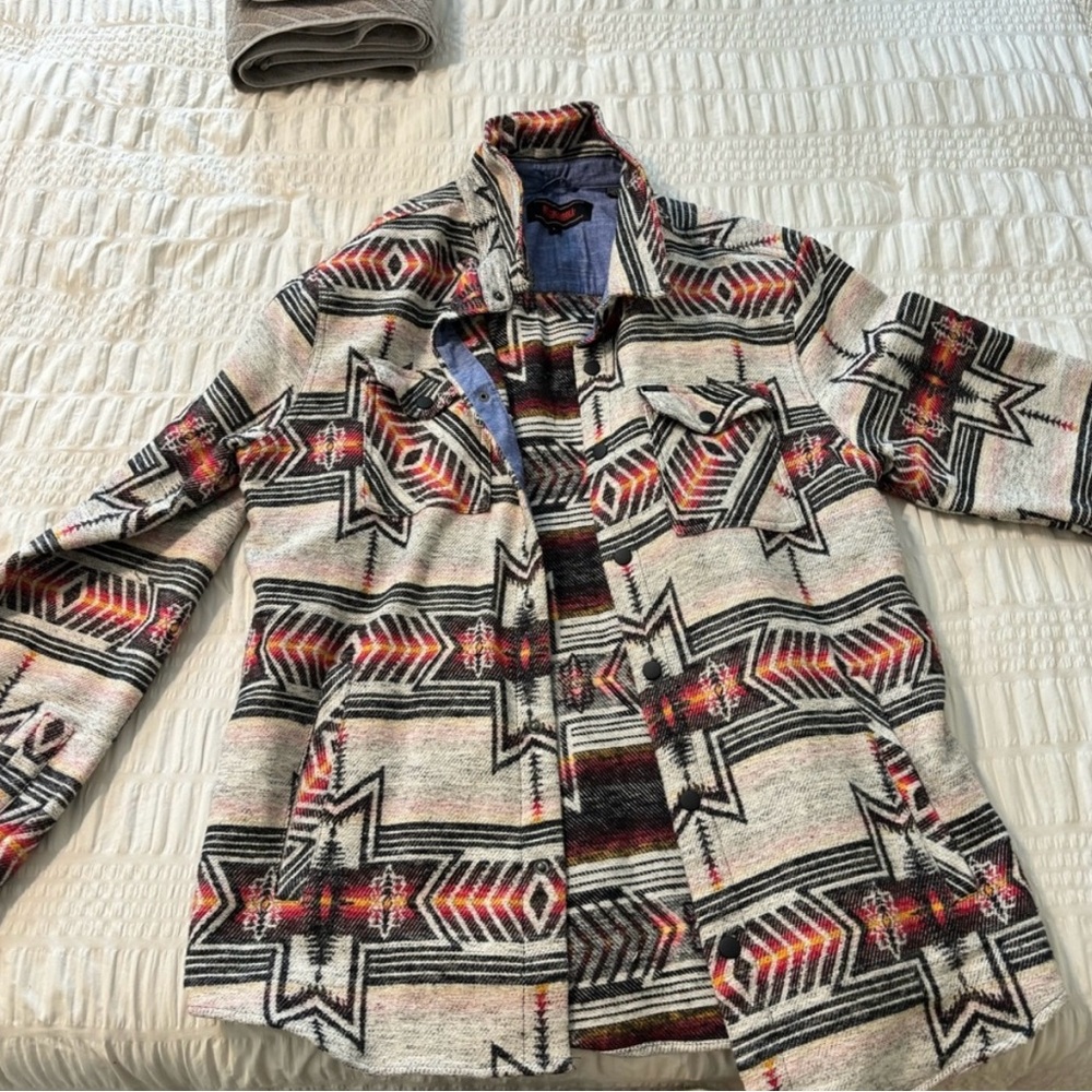EUC Rock & Roll Demin shacket in a geometric /aztec pattern sz LRG